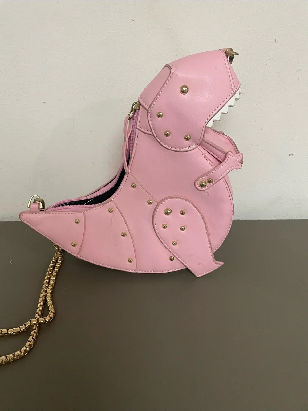 Pink Dinosaur-Shaped Crossbody Bag with Gold Chain
